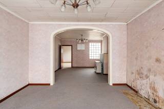 <p>Deze totaal te renoveren woning is gelegen aan de Lintsesteenweg 50 in Lier, op een gunstige locatie nabij winkels, openbaar vervoer en andere voorzieningen.<br /><br />Het gelijkvloers omvat een inkomhal, ruime en lichtrijke woonkamer, eetkamer, keuken, douchekamer en een ruime garage van ca. 50 m² met bergzolder.<br /><br />Op de eerste verdieping bevinden zich twee volwaardige slaapkamers van ca. 21 m² en 14 m². De tweede verdieping biedt nog een ruime zolder van ca. 40 m², met heel wat mogelijkheden.<br /><br />Een interessante renovatiewoning voor wie op zoek is naar ruimte, een grote garage en de mogelijkheid om de woning volledig naar eigen smaak in te richten.<br /><br />Troeven van deze woning:<br />+ Gunstige ligging in Lier, vlak bij winkels en voorzieningen<br />+ Ruime en lichtrijke leefruimtes<br />+ Garage van maar liefst ca. 50 m²<br />+ Twee volwaardige slaapkamers<br />+ Ruime zolderverdieping van ca. 40 m²<br />+ Veel renovatie- en indelingsmogelijkheden<br />+ Ideaal voor wie op zoek is naar een woning die volledig naar eigen smaak kan worden gerenoveerd<br /><br />Heeft u interesse en wenst u graag een bezoek ter plaatse in te plannen? Aarzel niet ons te contacteren! Wij zijn bereikbaar via 03 337 50 70 of info@vbvastgoed.be.</p>