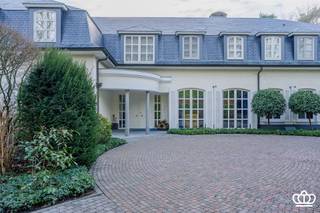 Residentieel en discreet gelegen riante villa in Kapellenbos met o.a. diverse leef- en werkruimtes, 5 slaapkamers met elk een dressing, 3...