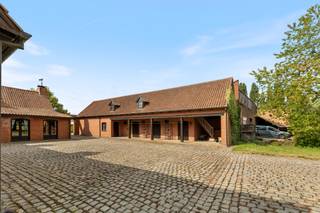 Op zoek naar een eigendom die charme, ruimte en rust ademt?<br />Welkom in de Papestraat 60 te Ledegem: een karaktervolle hoeve op een perceel van maar liefst ± 4.876 m², waar je volop kan genieten van landelijke verzichten, stilte én mogelijkheden.<br /><br />Deze vrijstaande woning dateert uit 1974 met een uitbreiding in 1977 en werd steeds met zorg onderhouden. Bij het binnenkomen voel je meteen de warmte en authenticiteit van het huis: houten balken, parketvloeren, terrastegels, een open haard en sfeervolle details zoals glas-in-loodramen. De leefruimtes zijn royaal, licht en perfect geschikt voor wie houdt van charme én comfort. Boven vind je meerdere slaapkamers en badkamers, waarvan sommige al vernieuwd werden. Er is voldoende berging, een wasplaats én polyvalente ruimtes die je naar eigen wens kan invullen.<br />Buiten wacht een indrukwekkend kader: een kasseibestrate binnenkoer, een parkachtige tuin met grote vijver, overdekt terras met BBQ, en diverse bijgebouwen waaronder stallen, garages, werkplaats en zolders. Perfect voor wie houdt van ruimte, dieren, of nood heeft aan opslag of atelier.<br /><br />Enkele cijfers:
<ul>
	<li>Totale perceeloppervlakte: ± 4.876 m²</li>
	<li>Woonoppervlakte: ± 468 m²</li>
	<li>Oppervlakte stallen/bijgebouwen: ± 163 m²</li>
	<li>Geschikt voor: paardenliefhebbers, kangoeroewonen, B&amp;B, praktijkruimte…</li>
</ul>
Ligging? Rustig én vlot bereikbaar via de opritten van Gullegem, Roeselare, Menen of Izegem.<br /><br />Deze eigendom is klaar voor een nieuw verhaal – dat van jou?<br />Contacteer Belistate en plan je bezoek. Laat je verrassen door het karakter, de volumes en de unieke sfeer van dit uitzonderlijke aanbod.