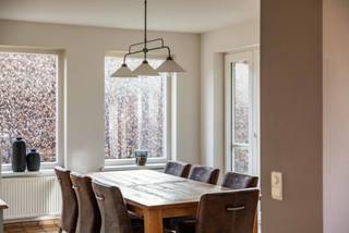 <p>Deze instapklare villa blinkt uit in ruimte, comfort en kwaliteit. Perfect voor gezinnen, samengestelde gezinnen, thuiswerkers of wie extra ruimte zoekt voor hobby’s. De woning werd met zorg onderhouden en afgewerkt met duurzame, kwalitatieve materialen. Dankzij het gunstige EPC B en de talrijke recente renovaties hoeft u hier werkelijk niets meer te doen: verhuizen en genieten volstaat.</p>
<p>Gelijkvloers<br />Via de inkomhal met gastentoilet betreedt u de woning. Op het gelijkvloers vindt u verder een bureauruimte, een praktische berging, een eetplaats en een open, volledig uitgeruste keuken. De grote raampartijen zorgen voor een overvloed aan daglicht en creëren een mooie connectie met de tuin.<br />Achteraan bevindt zich een zonnig terras, ideaal voor lange zomeravonden. Aan de zijkant van de woning is er een tweede terras, zodat u op elk moment van de dag van de zon kunt genieten.</p>
<p>Eerste verdieping<br />Op de verdieping bevindt zich een ruime master bedroom met ensuite douchekamer, dubbele wastafel en toilet. Daarnaast zijn er nog vijf volwaardige slaapkamers, een vernieuwde badkamer met ligbad en wastafel, en een apart toilet. Ideaal voor grote of samengestelde gezinnen.</p>
<p>Extra troeven: Dubbele garage met automatische poorten, Verwarmde kelder, perfect als hobbyruimte of extra opslag, nieuwe, zuinige gasbrander, 18 zonnepanelen.</p>
<p>Meer info? Een bezoek? Bel Jordi 0477/32.61.53</p>