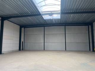 Gelegen in een vlot bereikbare KMO-zone langs de Trawoollaan in Machelen, bieden wij deze praktische opslag- of werkruimte van 359 m² te koop aan. De unit beschikt over een sectionale poort, vrije hoogte van ca. 6 meter en twee privatieve parkeerplaatsen voor de deur.
Deze casco magazijnruimte is uitermate geschikt voor opslag of lichte productie en biedt de koper de mogelijkheid om de inrichting volledig naar eigen noden te organiseren.
Troeven:
-359 m² bruikbare oppervlakte
-Vrije hoogte: ca. 6 meter
-Sectionale poort
-2 privatieve parkeerplaatsen
-Goed gelegen nabij belangrijke invalswegen en de Brusselse Ring
Op zoek naar een praktische KMO-unit op toplocatie?
Contacteer ons vandaag nog voor meer informatie of een bezoek. +32.2.462.32.00
