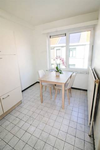 Zeer ruim en licht, instapklaar en volledig geschilderd appartement op de 1e verdieping - met gloednieuwe ramen - zeer gunstig EPC: slechts 103 Kwh/m²/j = bijna een A-label! - bewoonbare opp ca 100 m² - fietsenberging achter het gebouw - autostaanplaats mogelijk (+ 60 euro) - zeer ruime en lichte woonkamer met een breedte van 5,12 m ! - aparte ingerichte eetkeuken (10 m²) met veel lichtinval, met kookplaat, koelkast en plaats voor eettafel - 2 ruime slaapkamers (18 m² + 14 m²) en dressing of ruime berging 8 m² - badkamer met ligbad met douchemogelijkheid en badkamermeubel met kast - apart toilet - aangenaam zuidwestgericht terras met bergkast - zeer gunstig en centraal gelegen, in rustige fietsstraat met éénrichtingsverkeer, vlakbij winkels, Grote Markt en de Ring, Stadspark, ziekenhuis, alles op wandelafstand - in kleinschalig gebouw, met slechts 3 appartementen. Hier kan je rustig wonen.
