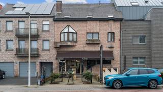 Handelspand met 9m gevel en 2x90m² vloeroppervlak + ruime tuin.Indeling : vooraan verharding waar 2 auto's kunnen staan. Momenteel mooie...