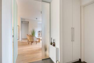 Dit luxueus afgewerkt appartement, gelegen op de eerste verdieping in een rustig gebouw, bevindt zich in een groene omgeving en biedt een...