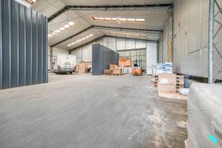 Deze ruime opslagruimte van ca. 300 m² maakt deel uit van een grotere loods van 600 m² en wordt gedeeld met een andere huurder. De unit beschikt...