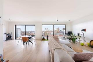 <p><span>Ruim &amp; modern appartement met groot terras in Steendorp</span></p>
<p><span>Dit recent gebouwd appartement (2021) bevindt zich in de Gelaagstraat te Steendorp, een rustige woonwijk met vlotte verbindingen naar nabijgelegen steden en openbaar vervoer op wandelafstand. De combinatie van rust en bereikbaarheid maakt het ideaal voor zowel eigen bewoning als investering.</span></p>
<p><span> </span></p>
<p><span>Het appartement is gelegen op de derde verdieping van het energiezuinige gebouw (EPC A, ventilatiesysteem D) en biedt 107m² woonoppervlakte. Bij binnenkomst word je verwelkomd in een ruime inkomhal met gastentoilet. De lichtrijke leefruimte met open, volledig uitgeruste keuken geniet van grote raampartijen die toegang geven tot het ruime terras van 30m² - perfect om te genieten van de buitenlucht.</span></p>
<p><span> </span></p>
<p><span>Verder beschikt het appartement over twee ruime slaapkamers, een moderne badkamer met inloopdouche en dubbel lavabomeubel, en een praktische berging met aansluiting voor een wasmachine.</span></p>
<p><span> </span></p>
<p><span>Wat maakt dit appartement uniek?</span></p>
<p><span>- EPC A - energiezuinig wonen</span></p>
<p><span>- Ruim terras van 30m²</span></p>
<p><span>- Vloerverwarming voor optimaal comfort</span></p>
<p><span>- 2 volwaardige slaapkamers</span></p>
<p><span>- Ondergrondse én bovengrondse parkeerplaats</span></p>
<p><span>- Rustige, maar centrale ligging met goede bereikbaarheid</span></p>
<p><span> </span></p>
<p><span>Beide parkeerplaatsen extra aan te kopen voor €43.000.</span></p>
<p><span> </span></p>
<p><span>Dankzij de moderne afwerking, energiezuinigheid en uitstekende ligging is dit appartement een topper voor eigen bewoning of als investering. Interesse? Neem contact met ons op voor een bezichtiging!</span></p>