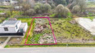 Ruim en groen gelegen bouwperceel voor open bebouwingBij ImmoFusion 7/7 “open huis”: klik op onze 3D-TOUR en ervaar vastgoed alsof je er zelf...