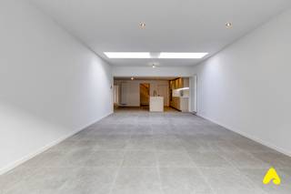 Unieke kans! Ontdek deze volledig in 2025 gerenoveerde en ruime gezinswoning met polyvalente handelsruimte, gelegen op een steenworp van de bruisende Veurnse Markt. Deze woning is werkelijk instapklaar in de ruimste zin van het woord en combineert wonen met een professionele opportuniteit.<br /><br />Op het gelijkvloers bevindt zich de handelsruimte met aparte toegang. De woning zelf heeft een ruime inkomhal, een apart toilet en een erg lichtrijke leefruimte met een schitterende, op-en-top uitgeruste 'leef'keuken voorzien van een marmeren werkblad. Aansluitend geniet u van een zonnige stadstuin.<br />De eerste verdieping telt twee ruime slaapkamers en een grote derde kamer, ideaal als polyvalente ruimte of extra slaapkamer. Hier vindt u ook de eerste badkamer met inloopdouche en lavabo, een apart toilet en een berging.<br />Op de tweede verdieping is de masterbedroom ondergebracht, compleet met een eigen luxueuze badkamer, uitgerust met dubbele lavabo, inloopdouche, ligbad en toilet.<br /><br />De grondige renovatie in 2025 garandeert de recentste technieken: een quasi energieneutraal EPC-label, ventilatiesysteem, nieuw en geïsoleerd dak, volledig asbestvrij, erg performante condensatieketel met vernieuwde leidingen en een conforme elektrische keuring.<br /><br /><u><strong>TROEVEN:</strong></u>
<ul>
<li>Volledig en grondig gerenoveerd in 2025</li>
<li>Handelsruimte met aparte toegang op het gelijkvloers</li>
<li>Quasi energieneutraal EPC en voorzien van moderne technieken</li>
<li>4 ruime slaapkamers (waarvan 1 polyvalent) en 2 badkamers</li>
<li>Schitterende leefkeuken met marmeren blad en zonnige stadstuin</li>
</ul>
<br /><strong>Let op: de foto’s met een sterretje rechtsonder zijn AI-gegenereerd om een beter beeld te geven van de mogelijke inrichting. </strong>