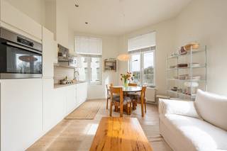 We vinden dit aangenaam 1 slaapkamer appartement (50m2) op de hoek van de Uitbreidingstraat en de Generaal Capiaumontstraat in Berchem, vlakbij Berchem Station, de statige Cogels Osylei en de bruisende Dageraadplaats. <br /><br />Beschikbaarheid: de huidige bewoner verhuist binnen +- 4 maanden dus vanaf dan beschikbaar.<br /><br />Het appartement is gelegen op de eerste verdieping van het in 2017 vernieuwde appartementsgebouw. Het is voorzien van een woonkamer met keuken, een apart toilet, een slaapkamer met aansluitend de badkamer met douche. Tenslotte is er beneden nog een private kelderberging. In het volledige appartement, behalve de badkamer, ligt er parket. De ramen in de woonkamer zorgen voor een zeer aangename lichtinval. <br /><br />De ingemaakte kast + bureau in de slaapkamer, de verlichting alsook alle lamellen horen bij het appartement. <br /><br />Troeven:<br /><br />- Top locatie in de wijk Zurenborg<br />- Volledig gerenoveerd in 2017<br />- Elektriciteit conform<br />- Volledig asbestveilig<br />- EPC B label<br />- Lage maandelijkse kosten (59 euro) waar de eigenars vorig jaar nog +- 100 euro van terugkreeg op het einde van het jaar<br />- Individuele meters<br /><br />Interesse in dit gezellige appartement? Neem gerust contact op met Jakob via jakob@reds.be of via 0483 488 249