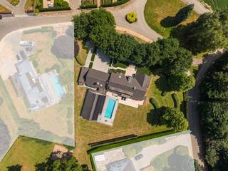 Deze exclusieve villa met tijdloze afwerking is discreet gelegen in het afgesloten en residentiële domein ‘Vlieringenpark’, een oase van rust...