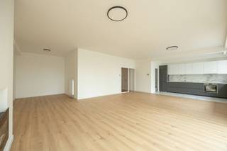 Op zoek naar een lichtrijk appartement met een vleugje nieuwbouwgevoel én een toplocatie vlakbij het centrum van Wilrijk? Dan zit je goed in...