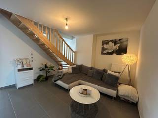 Dit appartement bevindt zich op de eerste verdieping van een verzorgd complex en is bereikbaar via zowel de trap als de lift.Via de inkomhal betreden...