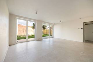 <h3><span>Nieuwbouw appartement met privatieve tuin in Mortsel</span></h3><h3><span> </span></h3><p><span>In een rustige en vlot bereikbare omgeving in Mortsel bevindt zich dit </span><span>energiezuinige nieuwbouwappartement</span><span> gelegen aan </span><span>Oudebaan 1</span><span>.</span></p><p><span>Dit appartement combineert modern wooncomfort met kwalitatieve afwerking en een doordachte indeling.</span></p><p><span> </span></p><p><span>Het appartement beschikt over </span><span>twee volwaardige slaapkamers</span><span> en geniet van een </span><span>privatieve tuin</span><span>, ideaal om in alle rust te ontspannen of gezellig buiten te vertoeven.</span></p><p><span>Dankzij de aanwezigheid van </span><span>vloerverwarming</span><span> en </span><span>zonnepanelen</span><span> woont u hier niet alleen comfortabel, maar ook toekomstgericht en energie-efficiënt.</span></p><p><span>De afwerking gebeurt met </span><span>kwalitatief hoogstaande materialen</span><span>, wat zorgt voor een hedendaagse uitstraling en een duurzame woonkwaliteit.</span></p><p><span> </span></p><p><span>Extra troeven:</span></p><ul><li><span>Hoogwaardige materiaalkeuzes</span></li><li><span>Kleinschalige blok</span><span> zonder lift (zéér lage gemeenschappelijke kosten)</span></li><li><span>Ventilatie D+</span><span> met warmterecuperatie en CO2-sensoren;</span><span> </span></li><li><span>Zonnepanelen</span><span>, afzonderlijk </span><span>per appartement</span><span> op individuele meter (1.755 Wp)</span></li><li><span>BEN </span><span>appartement</span></li><li><span>Gemeenschappelijke kelder </span></li><li><span>Privatieve kelder </span><span>(verplicht bij aan te kopen aan € 14.880 / € 14.240 / € 11.050 / € 9.180 excl. btw)</span></li><li><span>Mogelijkheid tot aankoop van een </span><span>autostaanplaats aan € 27.500 excl. btw</span></li><li><span>Nieuwbouw aankoop onder </span><span>btw-stelsel (21%)</span></li><li><span>Ideaal als eigen woonst of als investering</span></li></ul><p><span> </span></p><p><span>De </span><span>verdeling tussen het grondaandeel en de constructie</span><span> kan u terugvinden op onze website.</span></p><p><span> </span></p><p><span> </span></p><p><span>Gratis schatting van uw eigendom? Aarzel zeker niet ons te contacteren.</span></p><p><span> </span></p>