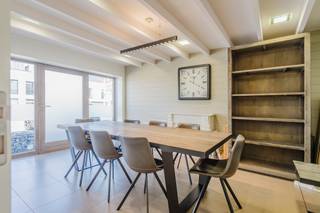Het kantoor heeft een oppervlakte van ca. 221 m² en is efficiënt ingedeeld. De ruimte omvat een onthaal, vier aparte vergaderruimtes of burelen, een afgesloten kantoor en een geïnstalleerde keuken. Daarnaast is er een polyvalente zaal die momenteel is ingericht als vergaderruimte met bar. Het kantoor is volledig instapklaar en uitgerust met zonnepanelen. <br /><br />Belangrijkste troeven:<br />- Commerciële ligging: Uitstekende visibiliteit en bereikbaarheid.<br />- Instapklaar: Volledig ingerichte kantoorruimte (ca. 221 m²) inclusief zonnepanelen.<br />- Parkeergelegenheid: Ruime parkeermogelijkheden voor- en achteraan het gebouw, inclusief een aparte garage.<br />- Extra opslag: Toegang tot een ruime kelderverdieping.<br /><br />Contacteer Wessel Audoor voor verdere informatie of een bezoek ter plaatse.<br />wessel.audoor@dewaele.com<br />0472 18 39 13<br /><br />EPC: 178 kWh/m²<br />EPC: 262 kWh/m²<br />EPC KNR: B<br /><br />Bestuursmaatregelen in het maatregelenregister: nee