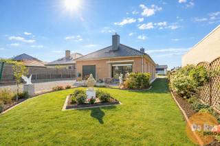 HILLEGEM - Verzorgde bungalow in rustige woonwijk met alle voorzieningen binnen handbereik.In een rustige, residentiële woonwijk treft u deze...