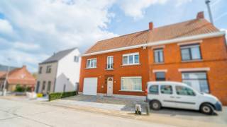 Vlakbij de ‘Jachthaven van Beernem’ vind je deze gerenoveerde gezinswoning met 4 slaapkamers. Op zolder is nog mogelijkheid voor 2 extra...