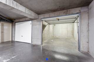 Ondergrondse garagebox in verzorgde residentie.<br />Een veilige opslagplaats voor jouw voertuig of goederen.<br /><br /><strong>Details:</strong><br />- garage met kantelpoort<br />- afmetingen: 6m op 3,65m<br /><br /><strong>Contact:</strong><br />Voor meer informatie of een bezoek, contacteer Stijn op 0491 61 42 19 of info@stijndebusschere.be