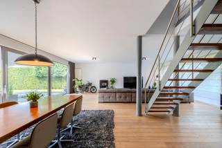 Deze moderne villa met 4slk en 2bdk, ruim zwembad en grote garage op een groen perceel van 1.282m² gelegen in een doodlopende straat op een steenworp van het bruisende centrum van Hoogstraten, scholen, Horeca, ontspanning en sport.<br /><br />Indeling:<br />Gelijkvloers:<br />- Inkomhal met vestiairekast en gastentoilet<br />- Zeer ruime woonkamer met eetkamer<br />- Open luxe leefkeuken<br />- Berging<br />- Badkamer vlak aan de achterdeur/zwembad<br /><br />Verdieping:<br />- 4 slaapkamers met toegang tot een terras<br />- Badkamer<br />- Berging<br />- Nachthal<br /><br />Dubbele garage met dubbele carport achteraan het perceel<br /><br />Bijzonderheden:<br />- Zwembad 13x5m met elektrische roldek<br />- Massieve parket- en natuurstenen vloeren<br />- 2022: 5460Wp zonnepanelen met batterij van 10kwp<br />- Achterbouw is nadien aangebouwd