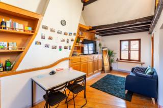 Super gezellig duplex appartement in historisch pand op topligging in hartje centrum Antwerpen. Indeling: inkomhal met vestiaire, leefruimte op parket 20m² met vele bergkasten, ingerichte keuken (koelkast met vriesvak, kookvuur, dampkap), badkamer met douche en toilet, slaapkamer 9m² op het verdiep, prachtig zonneterras 12 m² met zicht op de Kathedraal. Maandelijkse kosten € 35 voor water en licht gang. Cv op gas en elektra met eigen meter. Derde verdieping zonder lift. Aansluiting voor wasmachine.