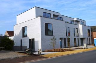 Prachtig appartement op het gelijkvloers met garage, terras en tuin. Ruime living met veel lichtinval,open ingerichte keuken, douchekamer...