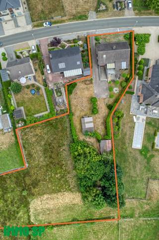 Ruime vrijstaande woning met tuin en weiland.Indeling gelijkvloers: inkomhall, woonkamer, eetplaats, keuken met ontbijthoek, sas, apart toilet,...