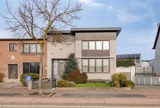 Ruime halfopen stadswoning met 3 slaapkamers, gezellige binnenkoer en achterliggende loods in het centrum van Maaseik. ALGEMEEN:- Halfopen bebouwing...