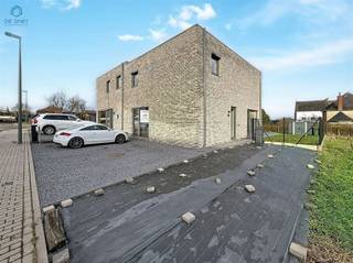 INSTAPKLARE, ENERGIEZUINIGE NIEUWBOUWWONING MET 4 SLAAPKAMERS, TUIN EN TERRASIn een rustige zijstraat van een recente en aangename woonwijk, op...