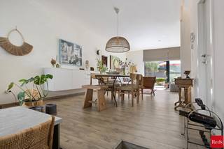 Deze zeer verzorgde woning ( bouwjaar 2015) heeft 3 slaapkamers ( 20m² - 11m² -10m²) een mooi zongericht terras (30m²) en een grote gemeenschappelijke tuin.<br /><br />Op het gelijkvloers hebben we de inkom, een aparte wc, een berging, een open keuken en de living met vloerverwarming.<br />De open keuken met stenen vloer heeft een gasvuur, dampkap, een dubbele spoelbak, een ingebouwde vaatwasser en ijskast, een combi-oven en kasten boven en onder. <br />De living ( 34m²) met veel lichtinval heeft een mooi zicht op het grote zonnige terras.<br />Er is een gemeenschappelijke onderhouden tuin waar het heerlijk is om in te vertoeven en te genieten.<br /><br />Op de eerste verdieping bevinden zich de 3 slaapkamers, de badkamer en een aparte wc.<br />De 2 slaapkamers aan de voorkant hebben allebei een mezanine wat de kamers een extra troef en bewoonbaar oppervlakte geeft.<br />De badkamer is uitgerust met een stenen vloer , een inloopdouche, een dubbele lavabo en een lichtkoepel.<br /><br />Kortom dit is een mooie, zeer goed onderhouden woning met veel lichtinval.<br /><br />De ondergrondse parkeerplaats en kelder zijn inbegrepen in de prijs en kan u bereiken via een automatische sektionale poort.<br />Zeer gunstig EPC label B.<br />De maandelijkse kosten bedragen €100 en omvatten de blokpolis, de syndicus het onderhoud van de tuin en de garage.<br /><br />Stedenbouwkundige inlichtingen zijn in aanvraag.<br /><br />Voor meer info of een bezoek ter plaatse kan u vrijblijvend contact opnemen met Philip op het nr.: 0476/999.029 of philip@reds.be
