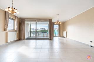 Vandaag nemen we jullie mee naar dit recent appartement in het centrum van Beveren. Dankzij de centrale ligging bevinden winkels, scholen, horeca en openbaar vervoer zich op wandelafstand. Bovendien geniet je van een vlotte verbinding naar de E17, waardoor zowel Antwerpen als Sint-Niklaas snel en gemakkelijk bereikbaar zijn.<br /><br />We betreden het appartement via de inkomhal, waar zich een gastentoilet bevindt. Aansluitend vinden we de badkamer, uitgerust met een bad, douche en lavabo. Daarnaast is er een praktische berging met aansluiting voor een wasmachine, ideaal voor extra opbergruimte.<br /><br />Wanneer we verder doorlopen, bereiken we de lichtrijke leefruimte van maar liefst 48 m². Dankzij de grote raampartijen geniet de ruimte van voldoende lichtinval en geniet je van een aangenaam uitzicht op de winkelstraat van Beveren. De open en volledig geïnstalleerde keuken sluit hier naadloos op aan en is voorzien van alle apparatuur.<br /><br />Verder beschikt het appartement over twee volwaardige slaapkamers, beide voorzien van grote raampartijen.<br /><br />Via de leefruimte heb je toegang tot het zuidgerichte terras waar je aangenaam kan genieten van een aperitiefje.<br /><br />Als extra troef beschikt het appartement over een ondergrondse autostaanplaats, mogelijks aan te kopen aan € 15.000.<br /><br />Kortom, een instapklaar appartement dat comfort, ruimte en een uitstekende ligging perfect combineert.<br /><br />Heb je interesse in dit centraal gelegen appartement?<br />Neem gerust contact op via roy@julimmo.be of 0498 62 74 71.