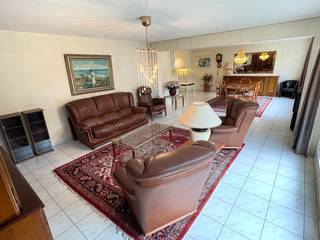 Appartement spacieux avec 3 chambres et double garage au centreDécouvrez cet appartement lumineux situé au premier étage, en plein centre et à...