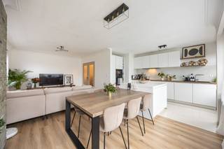 <p><span>Veel licht, een open hedendaagse keuken, drie slaapkamers en een balkon: dit verzorgde appartement aan de Luitenant Lippenslaan combineert een frisse afwerking met een bijzonder praktische indeling. Je woont in Borgerhout extra-muros, met de stad vlot binnen bereik en het groen van ’t Rivierenhof en Te Boelaerpark op wandelafstand.</span></p><p><span>Licht, open en helemaal van nu</span></p><p><span>De inkomhal vormt het centrale hart van het appartement en biedt toegang tot de woon- en slaapvertrekken. Vooraan bevindt zich de royale leefruimte met een gevelbreedte van 6 meter, waar de grote raampartijen en de gunstige hoekligging zorgen voor een overvloed aan natuurlijk licht. Dankzij de extra ramen in de zijgevel geniet je hier van een aangenaam open en luchtig gevoel. Vanuit de leefruimte heb je bovendien rechtstreeks toegang tot het balkon, een fijne plek om even van de buitenlucht te genieten. De lichte laminaatparket loopt naadloos doorheen het volledige appartement en zorgt voor een mooi, harmonieus geheel.</span></p><p><span>De open keuken sluit naadloos aan op de leefruimte en is strak en tijdloos afgewerkt in wit. De vele opbergkasten, het royale werkblad en het centrale eiland maken van deze ruimte een aangename plek waar koken en gezellig samenzijn hand in hand gaan. Ook aan comfort ontbreekt het hier niet: de keuken is volledig uitgerust met een ingebouwde oven en microgolfoven, inductiekookplaat, dampkap, vaatwasser, koelkast en diepvriezer met drie laden.</span></p><p><span> </span></p><p><span>Drie slaapkamers, badkamer én apart toilet</span></p><p><span>In de centrale hal bevinden zich de badkamer en het aparte toilet, dat voorzien is van een handenwasser. Ook de badkamer werd volledig gerenoveerd en kreeg een moderne, tijdloze uitstraling dankzij de stijlvolle betegeling. De ruimte is praktisch ingericht met een comfortabele inloopdouche, een lavabomeubel en een handige aansluiting voor een was- droogcombinatie.</span></p><p><span>Verderop bereik je de drie slaapkamers, die elk genieten van een aangename lichtinval. De kleinste kamer bevindt zich aan de zijkant van het gebouw en leent zich perfect als kinder-, logeer-, dressing-, of bureaukamer. De twee ruimste slaapkamers, waaronder de royale master bedroom, liggen aan de rustige achterzijde van het gebouw met een groen uitzicht en bieden alle ruimte voor een comfortabele inrichting. De verzorgde laminaatparket loopt ook hier naadloos door en zorgt voor een warme, uniforme uitstraling.</span></p><p><span> </span></p><p><span>Borgerhout extra-muros, handig richting stad én Ring</span></p><p><span>Je woont hier op een bijzonder centrale plek, net buiten de stad en vlakbij heel wat groen. Het Te Boelaerpark ligt op wandelafstand, net als het Rivierenhof en Te Boelaerpark. Ook Zurenborg en Berchem Station zijn snel bereikbaar. Met een Mobiscore van 9,5/10 zit je hier uitstekend voor openbaar vervoer, winkels en een vlotte verbinding naar de Ring. Een topligging dus, voor wie rustig wil wonen maar toch met de stad vlakbij</span></p><p><span> </span></p>