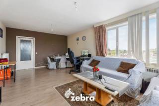 Dit licht op te frissen appartement met twee slaapkamers is gelegen op een vlot bereikbare locatie te Roeselare.Diverse winkels, bakker(s),...