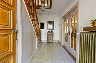 <p><span>Karaktervolle, vrijstaande woning met 4 slaapkamers, veranda, dubbele garage, volledig onderkelderd op een perceel van 17a48ca, centraal gelegen bij het centrum.</span></p><p><span> </span></p><p><span>ALGEMEEN</span></p><ul><li><span>Open bebouwing.</span></li><li><span>Bouwjaar: 1967.</span></li><li><span>Perceeloppervlakte: 17a48ca.</span></li><li><span>KI: €1155.</span></li><li><span>Bewoonbare oppervlakte: 221 m</span><span><sup>2</sup></span><span>.</span></li><li><span>De woning is asbestveilig en niet onderhevig aan de renovatieplicht.</span></li><li><span>Verwarming: aardgas (Buderus hoogrendementsketel 2008 met Buderus boiler).</span></li><li><span>Ramen: houten ramen met dubbele beglazing (2011).</span></li><li><span>Zolder voorzien van betonnen dek, geïsoleerd (8cm wol op de vloer).</span></li><li><span>Volledig onderkelderd.</span></li><li><span>Volledig omheind perceel.</span></li><li><span>Centrale ligging met vlotte verbindingen.</span></li><li><span>Stedenbouwkundige bestemming: woongebied met landelijk karater + woonuitbreidingsgebied.</span></li></ul><p><span> </span></p><p><span>INDELING</span></p><p><span>GELIJKVLOERS:</span></p><ul><li><span>Inkomhal met travertinvloer en toegang tot alle vertrekken.</span></li><li><span>Royale leefruimte voorzien van parketvloer, opgedeeld in zit- en eethoek met toegang tot veranda en keuken. De leefruimte is uitgerust met een functionele FLAM-haard.</span></li><li><span>Veranda met tegelvloer, gashaard, 2 dakramen en grote schuiframen met directe toegang naar het terras. De veranda geniet van een prachtig zicht op de achterliggende tuin.</span></li><li><span>Keuken met tegelvloer, kookeiland, kookvuur en vaatwasser.</span></li><li><span>Polyvalente ruimte, momenteel ingericht als bureel, parketvloer en raampartij met zicht op de voortuin.</span></li><li><span>Gastentoilet voorzien van een fonteintje.</span></li><li><span>Houten trap naar de eerste verdieping.</span></li></ul><p><span> </span></p><p><span>EERSTE VERDIEPING:</span></p><ul><li><span>Nachthal met mozaïekparket en toegang tot 4 slaapkamers en badkamer.</span></li><li><span>Slaapkamer 1: zeer ruim, gelegen aan de voorzijde, voorzien van mozaïekparket, raampartijen, verwarming en lavabo.</span></li><li><span>Slaapkamer 2: gelegen aan de voorzijde en momenteel ingericht als bibliotheek, voorzien van raampartijen, verwarming en ingebouwde kast.</span></li><li><span>Slaapkamer 3: gelegen aan de achterzijde van de woning. Eveneens zeer ruim, voorzien van laminaatvloer, raampartijen, verwarming en lavabo.</span></li><li><span>Slaapkamer 4: gelegen aan de achterzijde en voorzien van laminaatvloer, raampartijen, lavabo, verwarming en inbouwkast.</span></li><li><span>Badkamer (volledig vernieuwd en betegeld) uitgerust met dubbele wastafel met wasmeubel, douchecabine, toilet en hangradiator. Vanuit de badkamer geniet men eveneens van een mooi zicht over de achtertuin.</span></li></ul><p><span> </span></p><p><span>ZOLDER:</span></p><ul><li><span>Bereikbaar via zolderluik. Betonnen dek, gedeeltelijk geïsoleerd (8 cm wol).</span></li></ul><p><span> </span></p><p><span>KELDER:</span></p><ul><li><span>Volledig onderkelderd, ingedeeld in 5 praktische ruimtes, waaronder de garage.</span></li><li><span>Voorzien van aansluiting voor wasmachine en droogkast.</span></li><li><span>Gootsteen aanwezig.</span></li></ul><p><span> </span></p><p><span>GARAGE:</span></p><ul><li><span>Garage voorzien van een automatische, sectionale poort met plaats voor 2 à 3 wagens.</span></li></ul><p><span> </span></p><p><span>BUITENRUIMTE</span></p><ul><li><span>Onderhoudsvriendelijke voortuin, aangelegd en beklinkerd met een pad naar de voordeur.</span></li><li><span>Verharde oprit tot achteraan de woning.</span></li><li><span>Zeer ruime achtertuin voorzien van een prachtig beklinkerd terras, deels overdekt met platanen, tuinhuis en een vijver met fontein.</span></li><li><span>Buitenberging met ruimte voor fietsen.</span></li><li><span>Verlichtingspunten en buitenkraantjes aanwezig.</span></li><li><span>Regenwaterpomp aanwezig.</span></li></ul><p><span> </span></p><p><span>Bent u op zoek naar een ruime, karaktervolle gezinswoning met 4 slaapkamers, veranda en dubbele garage op een mooi perceel van 17a50ca bij het centrum van Maaseik? Contacteer ons voor meer informatie of een bezichtiging via 089/56.06.91 of </span><span><span>verkoop@janssennv.be</span></span><span>.</span></p><p><span> </span></p><p><span> </span></p><p><span> </span></p>