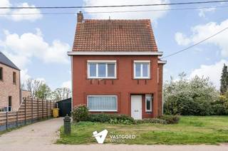 <p><span>Woning met renovatiepotentieel (154m²) met 3 slaapkamers en prachtige tuin te Meerhout.</span></p><p><span> </span></p><p><span>Belangrijkste troeven:</span></p><p><span>- Zeer goede ligging</span></p><p><span>- Reeds een vaste trap naar de zolder dus mogelijkheid tot 2 extra slaapkamers</span></p><p><span>- Mogelijkheid tot bijbouwen van 11 meter aan de rechtse kant</span></p><p><span>- Zuidwest gerichte tuin van 10 are 59 met zicht op agrarisch gebied</span></p><p><span>- 3 slaapkamers (met mogelijkheid tot 5)</span></p><p><span>- Zeer mooie wandelroutes vlakbij</span></p><p><span> </span></p><p><span>Bekijk zeker ook de grondplannen met de afmetingen. Zo krijgt u van thuis uit al een perfect beeld van wat deze woning te bieden heeft!</span></p><p><span> </span></p><p><span>Wenst u meer info of een vrijblijvende bezichtiging, contacteer dan ons kantoor op het nummer 011 85 15 15 en wij helpen u graag verder.</span></p>