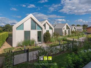 <strong>CONCIËRGEWONING (NUMMER 21) AAN DE MAAS IN ALDENEIK.</strong><br /><br /><strong>EIGEN GEBRUIK OF GEGARANDEERD RENDEMENT VAN 5,5%</strong><br />Als koper heeft u de keuze om de vakantiewoning volledig voor eigen gebruik aan te wenden of te kiezen om deze te verhuren. Voor de verhuur werken we samen met een parkbeheerder die u als investeerder volledig ontzorgt. <br />U heeft hierbij de keuze uit 2 rendementsvormen:<br />- Een gegarandeerd rendement van 5,50% gedurende 15j<br />- Een vrij rendement op basis van de werkelijke huurinkomsten. <br /><br /><strong>VOLLEDIGE ONTZORGING ALS INVESTEERDER</strong><br />Als u opteert voor de verhuur, wordt u als investeerder volledig ontzorgd. De parkbeheerder staat in voor o.a.:<br />- verzorgen van de boekingen<br />- ontzorging in de verhuur<br />- in- en uitcheck<br />- eindschoonmaak<br />- vezorgen bedlinnen<br />- handdoekenservice<br />- beheer en onderhoud van het park<br />- ...<br /><br /><strong>INVESTERINGSTROEVEN</strong><br />- top-ligging aan de oevers van de maas<br />- uniek vastgoedobject<br />- btw is recupereerbaar ingeval van vakantieverhuur <br />- mogelijkheid tot eigen gebruik van de vakantiewoning<br /><br /><strong>LIGGING</strong><br />Dit Boutique vakantiepark is gelegen aan de Leeuwerikstraat in het pittoreske Maaslands dorpje Aldeneik. Het park omvat slechts 20 luxe en unieke vakantiewoningen en 1 conciërgewoning. Prachtig én uniek gelegen, pal aan de Maasoever … Dat je hier geniet van een optimale en vooral uiterst rustige ligging is “the least we can say!” Je hebt hier een fantastisch uitzicht op de Maas, veel wandel- en fietsmogelijkheden en een uitgebreid horeca aanbod in de buurt.<br /><br /><strong>HET PROJECT</strong><br />Het project omvat 20 vakantiewoningen met een oppervlakte tot 72m², allen voorzien van een mooi privatief terras en/of tuin. De vakantiewoningen genieten bijna allemaal van een uniek zicht op de Maas en worden onderverdeeld in 7 water-, 10 schakel- & 3 schuurwoningen met elk hun eigen charmes. In de voormalige boerderij wordt 1 conciërgewoning voorzien op de 1ste & 2de verdieping. Het gelijkvloers zal fungeren als een polyvalente ruimte met gemeenschapsfunctie. Jouw wagen parkeren kan op de privatieve, afgesloten parkeerplaatsen.<br /><br /><strong>PRIJZEN & MEER INFO</strong><br />Wil je investeren in het ultieme vakantiegevoel van anderen én van jezelf? Een overzicht van de prijzen en beschikbaarheid kan je raadplegen op onze website www.n78vastgoed.be. Of neem even contact met ons op en wij sturen je met plezier een overzicht van de prijzen mét de berekening van de bijkomende aankoopkosten. Verkoop in het BTW-stelsel (21% BTW op de constructiewaarde en 12% registratierechten op de grondwaarde).<br /><br />Bekijk je deze advertentie via een aanverwante vastgoedsite, surf dan zeker naar onze website www.N78vastgoed.be voor een uitgebreide beschrijving en foto's. Meer info: +32 (0)89 86 18 88 of info@N78vastgoed.be.