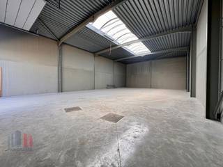 Nieuwbouw KMO-unit van 256 m² en 1 privatieve parkeerplaats te koop in Aartrijke. De geïsoleerde casco magazijnruimte (brandklasse C) is opgebouwd...