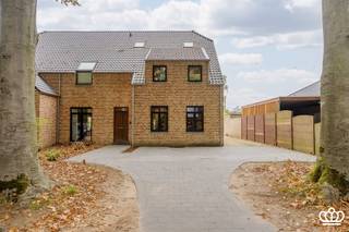 Recent gebouwde, ruime halfopen bebouwing (2022) met gebruik van kwalitatieve en tijdloze materialen gelegen op een top locatie te...