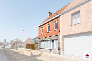 Gezellige halfopen woning met 4 slaapkamers en zonnige tuin op 898m² – Landelijk wonen in het charmante AarseleDroom je van een gezellige thuis op...