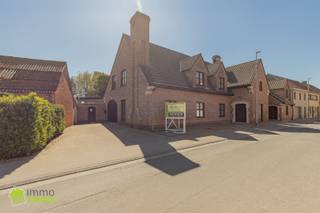 <p><span>Uitzonderlijk ruime en veelzijdige praktijkwoning / cohousing met tal van mogelijkheden</span></p><p><span> </span></p><p><span>Deze centraal gelegen, instapklare villa biedt een indrukwekkende combinatie van wonen en werken, en is bovendien ideaal voor cohousing of grote gezinnen.</span></p><p><span>De woning verwelkomt u via een ruime inkomhal en beschikt over een lichtrijke leefruimte met aparte eetplaats en volledig uitgeruste keuken. Daarnaast is er een bijzonder ruime polyvalente ruimte die perfect dienst kan doen als mancave of tweede leefruimte.</span></p><p><span>Voor professionele doeleinden is de woning uitstekend ingericht met een aparte ingang, wachtzaal en twee bureelruimtes. Verder zijn er praktische voorzieningen zoals een berging, kelder en een gelijkvloerse douchekamer met wasplaats.</span></p><p><span> </span></p><p><span>Op de verdiepingen bevinden zich maar liefst 5 ruime slaapkamers, een badkamer en een grote zolder die nog tal van uitbreidingsmogelijkheden biedt (extra kamers, hobbyruimte, ).</span></p><p><span>Buiten geniet u van een aangename tuin met terras, tuinberging en garage, gelegen op een perceel van </span><span>963m²</span><span> met een uitzonderlijke straatbreedte van </span><span>34m</span><span>.</span></p><p><span> </span></p><p><span>Technische troeven:</span></p><ul><li><span>Totale bewoonbare oppervlakte: </span><span>574 m² </span></li><li><span>Bebouwde oppervlakte gelijkvloers: </span><span>292 m²</span><span> </span></li><li><span>Zeer degelijke isolatie, resulterende in een gunstige </span><span>EPC-score van 152 kWh/m² (label B)</span><span>:</span><ul><li><span>Spouwisolatie: 50 mm </span></li><li><span>Vloerisolatie: 30 mm </span></li><li><span>Dakisolatie: 12 cm PUR/PIR </span></li></ul></li><li><span>Verwarming via </span><span>vernieuwde condensatieketel op aardgas (2021),</span><span> perfect voorbereid op een toekomstige omschakeling naar een (hyrbride) warmtepomp in combinatie met de aanwezige vloerverwarming. </span></li><li><span>20 zonnepanelen</span><span> van 400 Wp (totaal 8.000 Wp) </span></li><li><span>Thuisbatterij aanwezig </span></li><li><span>Boorputwater beschikbaar </span></li></ul><p><span> </span></p><p><span>Kortom, een unieke eigendom met uitzonderlijke volumes en tal van mogelijkheden, zowel privé als professioneel. </span><span>Laat deze kans niet voorbijgaan en plan vandaag nog uw bezoek in. </span></p><p><span>Voor meer info of een bezoek contacteer ons via T. 052 55 55 55 of <span>info@immotwins.b</span></span><span>e - www.immotwins.be </span></p>
