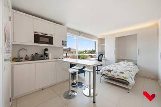 <p><span>Op zoek naar een comfortabele en instapklare studentenkamer in Leuven? Deze moderne studio op de vierde verdieping van residentie Archiv combineert een uitstekende ligging met alle hedendaagse comfort.</span></p>
<p><span>De studio beschikt over een volledig uitgeruste keuken, een eigen badkamer en een kwalitatieve afwerking. Dankzij de renovatie van het gebouw in 2017 geniet je van een frisse, moderne woonomgeving.</span></p>
<p><span>Gelegen in het centrum van Leuven woon je op wandelafstand van campussen, winkels, horeca en openbaar vervoer, terwijl de rustige straat zorgt voor een aangename leefomgeving.</span></p>
<p><span>Extra troeven:</span></p>
<ul>
<li><span>Volledig uitgeruste keuken</span></li>
<li><span>Eigen badkamer</span></li>
<li><span>Moderne afwerking</span></li>
<li><span>Gebouw gerenoveerd in 2017</span></li>
<li><span>Lift aanwezig</span></li>
<li><span>Gemeenschappelijke fietsenstalling</span></li>
<li><span>Topligging in het centrum van Leuven, in een rustige straat</span></li>
</ul>
<p><span>Deze studio is ideaal als comfortabele studentenwoning én vormt een interessante investering dankzij de uitstekende locatie en de blijvende vraag naar studentenvastgoed.</span></p>
<p><strong><span>Interesse?</span></strong><span> Contacteer BVM Vastgoed via </span><strong><span>016 23 21 45</span></strong><span> of </span><strong><span>info@bvm-vastgoed.be</span></strong><span> voor meer informatie of een bezichtiging.</span></p>
