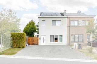 TE KOOP IN EVERGEM!Ontdek deze instapklare en energiezuinige gezinswoning in Evergem! Dankzij het gunstige EPC-label B (133 kWh/m²) geniet je van een...