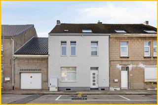 Immo Van Middelem stelt deze INTEGRAAL GERENOVEERDE, INSTAPKLARE en ENERGIEZUINIGE gezinswoning te koop. De woning beschikt over 3 slaapkamers,...