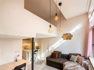 <p>Op een absolute toplocatie aan de Marnixplaats, op het bekende Zuid in Antwerpen, bevindt zich dit solide opbrengsteigendom. Deze gegeerde buurt staat bekend om haar sterke en stabiele huurmarkt, uitstekende bereikbaarheid en blijvende vraag, wat dit pand bijzonder aantrekkelijk maakt voor investeerders die op zoek zijn naar een betrouwbare en direct renderende vastgoedopportuniteit.</p><p>Het gebouw, kadastraal gekend als <em><i>Building</i></em>, bestaat uit vier verhuurde wooneenheden. Het werd doorheen de jaren zorgvuldig onderhouden en verkeert in een verzorgde algemene staat. Alle units zijn momenteel verhuurd aan stabiele huurders, wat zorgt voor een onmiddellijk rendement vanaf de akte en een zorgeloze instap voor de koper.</p><p>Dankzij de combinatie van ligging, stabiele bezetting en bewezen huuropbrengsten biedt dit eigendom een interessante en duurzame investeringskans in één van de meest gegeerde residentiële wijken van Antwerpen. Een ideale opportuniteit voor wie op zoek is naar een solide investering met direct rendement in een blijvend sterke verhuurmarkt.</p>