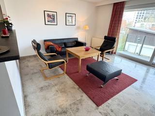 Appartement avec 2 terrasses proche de la digue<br />Appartement situé dans une rue calme à ± 650 m de la digue. Il dispose d’une cuisine ouverte sur le séjour, 2 chambres et une salle de bains avec baignoire et double lavabo. WC séparé, cuisine entièrement équipée et 2 terrasses. Débarras et cave incluse.<br /><br />PEB : 181 kWh/(m²) – Label B<br />Plus d’infos et documents sur immodepanne.be