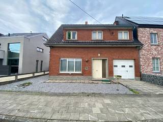Op een centrale locatie, vlak bij winkels, scholen en andere voorzieningen, bevindt zich deze charmante woning met tal van mogelijkheden. Hoewel er nog opfrissingswerken nodig zijn, vormt de degelijke en klassieke structuur een uitstekende basis voor wie zijn eigen woonwensen wil realiseren.<br /><br />Indeling op het gelijkvloers:<br /><br />- Inkomhal met trap naar de verdieping<br />- Lichtrijke leefruimte met gezellige gashaard<br />- Ruime, aparte eetkeuken uitgerust met dubbele spoelbak, keramische kookplaat, dampkap, oven en koelkast<br />- Inpandige garage voor één wagen met aansluiting voor wasmachine en droogkast<br />- Apart gastentoilet<br />- Droge kelder<br /><br />Op de verdieping bevinden zich vier kamers, waarvan drie volwaardige slaapkamers en één kleinere kamer. Daarnaast is er voldoende ruimte om een dressing te creëren. Centraal gelegen vindt u de badkamer, uitgerust met lavabo, ligbad, bidet en toilet.<br /><br />De zolder is bereikbaar via een zolderluik met uitschuifbare trap en biedt extra bergruimte.<br /><br />Achteraan geniet u van een onderhoudsvriendelijke tuin met rechtstreekse toegang tot het achterliggende fiets- en wandelpad, een absolute meerwaarde voor wie houdt van rust en recreatie.<br /><br />Extra troeven:<br /><br />- Deels PVC-ramen en deels houten ramen met dubbele beglazing<br />- Deels elektrische en deels manuele rolluiken<br />- Centrale verwarming op stookolie (ondergrondse tank van 2.000 liter)<br />- Regenwaterput van circa 5.000 liter<br />- Betongewelven<br />- Vernieuwde schouw<br /><br />Deze woning werd steeds met de grootste zorg onderhouden, wat garant staat voor een solide basis. Een ideale opportuniteit voor wie op zoek is naar een ruime woning die volledig naar eigen smaak kan worden ingericht.<br /><br />De renders van living, keuken en badkamer zijn louter ter illustratie.<br /><br />Interesse? Vraag vandaag nog uw bezoek aan en ontdek het potentieel van deze woning.