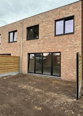 VOLLEDIG AFGEWERKTE BEN nieuwbouwwoning op 326m² VOLLEDIG AFGEWERKTE BEN (E-peil max E10) nieuwbouwwoning gelegen op een mooi perceel van +-...