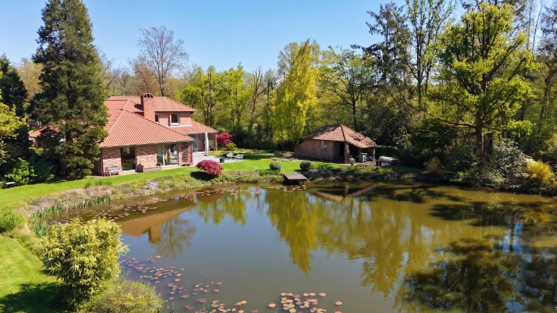 Exclusief gelegen villa van 345m² op 30 are met grote vijver - foto 2
