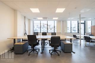 Espace de bureaux moderne et haut de gamme de 350 m², idéal pour les entreprises à la recherche d’un environnement de travail professionnel et représentatif, avec la possibilité de louer en complément 289 m² d’espace de stockage.<br /><br />Situé sur le Quai Fernand Demets à Anderlecht, cet espace bénéficie d’un emplacement stratégique à proximité du R0, de l’E19 et de la N6 (Chaussée de Mons), offrant une excellente connexion avec le centre de Bruxelles et les communes environnantes. Le site est également très bien desservi par les transports en commun grâce à la proximité de la station de métro Delacroix, desservie par les lignes 2 et 6, ainsi que de la Gare de Bruxelles-Midi.<br /><br />Quai 52 offre tout le nécessaire pour un environnement de travail confortable et efficace. Le bâtiment dispose de salles de réunion pouvant accueillir jusqu’à 30 personnes, d’un coffee corner, d’espaces de coworking, de la climatisation, de douches et casiers ainsi que d’un éclairage LED.<br /><br />Le site dispose également de nombreuses places de parking pour voitures et vélos. Avec pas moins de 330 panneaux solaires, le bâtiment accorde une attention particulière à la durabilité et à l’efficacité énergétique.<br /><br />Contactez <strong>PANORAMA B2B</strong> pour plus d’informations, les plans ou organiser une visite sans engagement au <strong>0477 09 00 09</strong>.