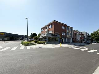 Op zoek naar een handelsruimte met uitstekende zichtbaarheid en een strategische ligging? Ontdek dit handelsgelijkvloers in de Breendonkstraat te Willebroek, gelegen op een hoeklocatie die maximale passage en visibiliteit garandeert. Dankzij de grote vitrine valt jouw zaak meteen op in het straatbeeld, een ideale troef voor degene die willen groeien of zich lokaal willen verankeren.<br /><br />Bij het betreden van het pand via de zij ingang tref je twee koelinstallaties aan, waarna je doorloopt naar de keuken die in directe verbinding staat met de handelsruimte. Deze logische indeling maakt de ruimte veelzijdig inzetbaar.<br /><br />Verder beschikt het handelsgelijkvloers over een aparte toiletruimte en een praktische opbergruimte. Vandaag is het ingericht als bakkerij, maar dankzij de indeling en ligging biedt het heel wat mogelijkheden.<br /><br />De onroerende voorheffing is ten laste van de huurder.<br /><br />Dit hoekpand combineert praktische voorzieningen met een zichtbare locatie, precies wat nodig is om jouw activiteit optimaal in de kijker te zetten.<br /><br />Heb je interesse in deze commerciële ruimte op toplocatie?<br />Neem gerust contact op via roy@julimmo.be of 0498 62 74 71.