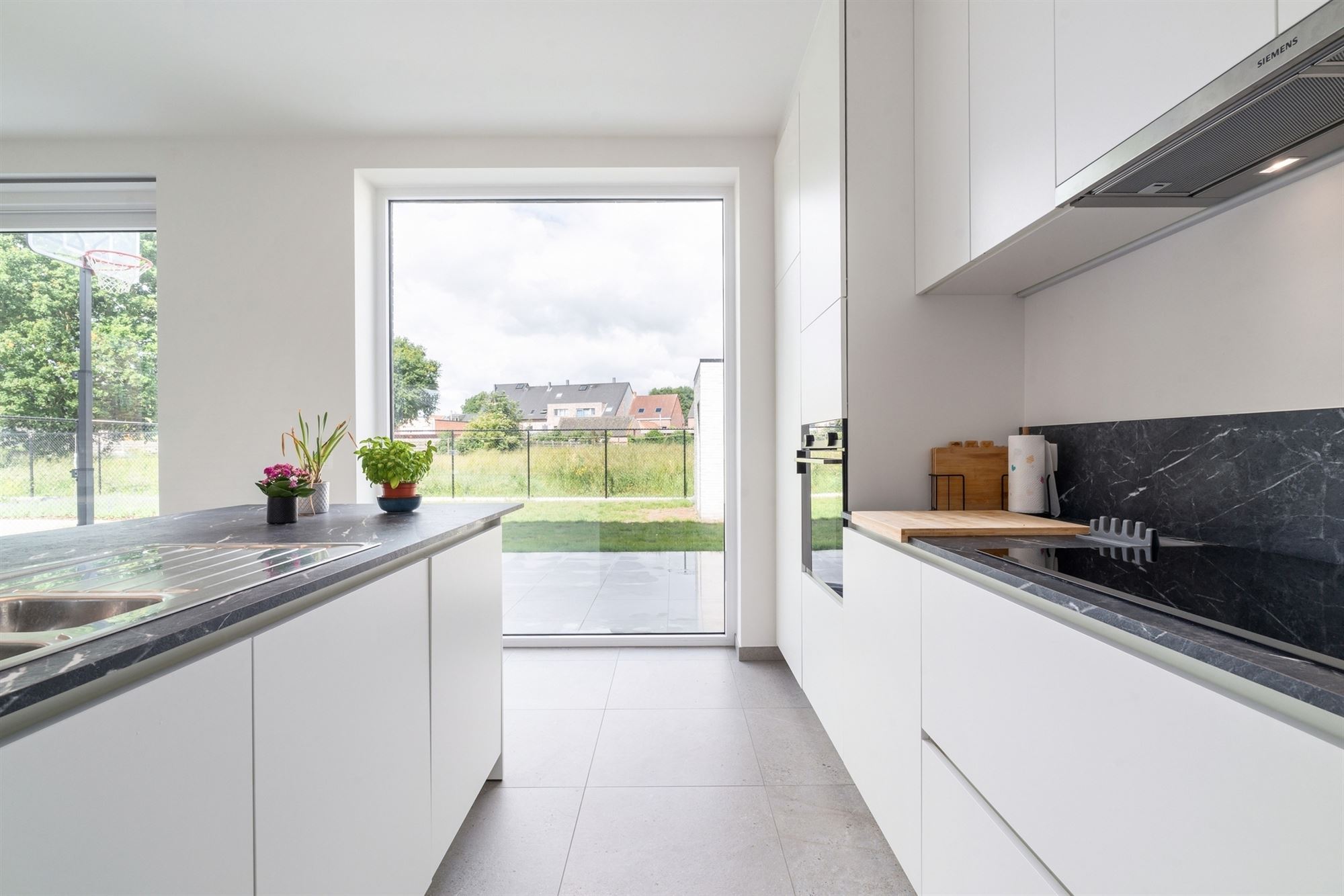 Instapklare nieuwbouwwoning met 3 slaapkamers, carport en zonnige tuin - foto 4